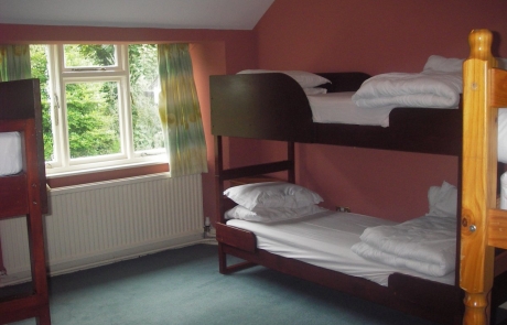 A bedroom in Ghyll Head OEC, showing some bunk beds | Image Source: https://www.groupaccommodation.com